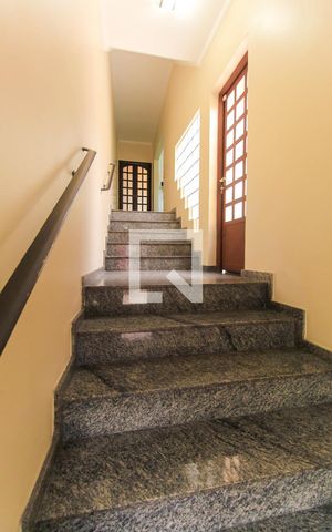 Casa à venda com 298m², 3 quartos e 4 vagas Casa à venda com 298m², 3 quartos e 4 vagasEscada
