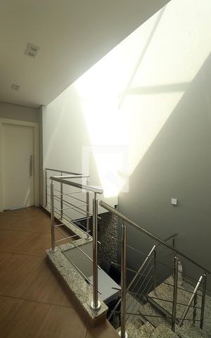 Casa à venda com 258m², 3 quartos e 6 vagasEscada