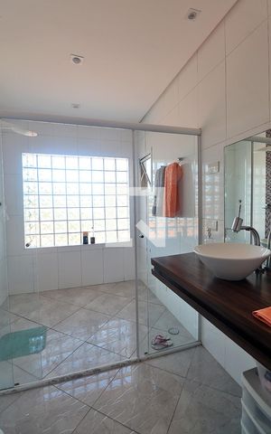 Casa à venda com 258m², 3 quartos e 6 vagasSuíte 1 - Banheiro