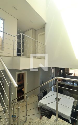 Casa à venda com 258m², 3 quartos e 6 vagasEscada