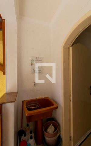 Casa à venda com 300m², 5 quartos e 6 vagas Casa à venda com 300m², 5 quartos e 6 vagasÁrea de Serviço