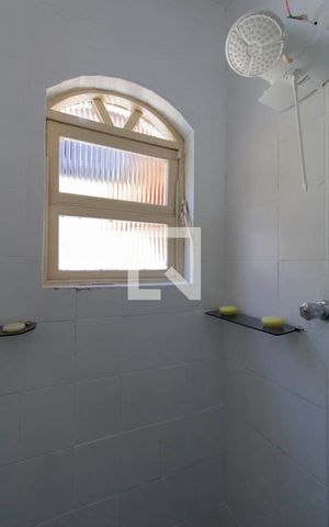 Casa à venda com 300m², 5 quartos e 6 vagas Casa à venda com 300m², 5 quartos e 6 vagasBanheiro Fundos