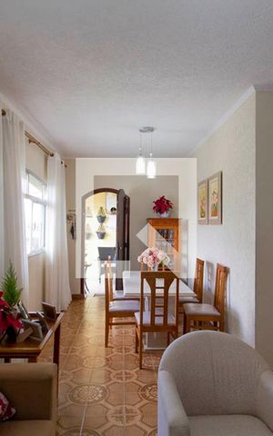 Casa à venda com 300m², 5 quartos e 6 vagas Casa à venda com 300m², 5 quartos e 6 vagasSala