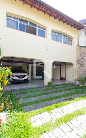 Casa à venda com 300m², 5 quartos e 6 vagas Casa à venda com 300m², 5 quartos e 6 vagasGaragem