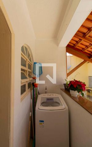 Casa à venda com 300m², 5 quartos e 6 vagas Casa à venda com 300m², 5 quartos e 6 vagasÁrea de Serviço