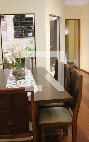 Casa à venda com 583m², 4 quartos e 6 vagasSala
