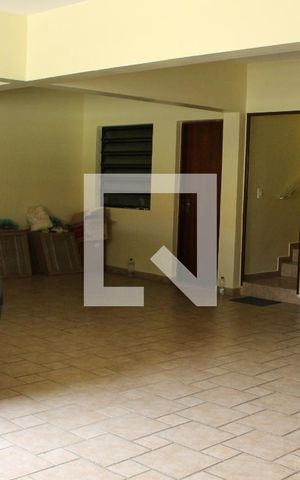 Casa à venda com 583m², 4 quartos e 6 vagas Casa à venda com 583m², 4 quartos e 6 vagasGaragem
