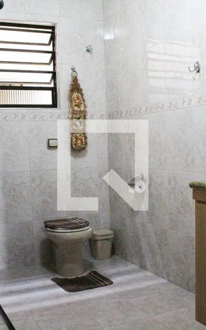Casa à venda com 583m², 4 quartos e 6 vagas Casa à venda com 583m², 4 quartos e 6 vagasBanheiro da Suíte