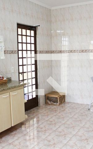 Casa à venda com 583m², 4 quartos e 6 vagas Casa à venda com 583m², 4 quartos e 6 vagasCozinha