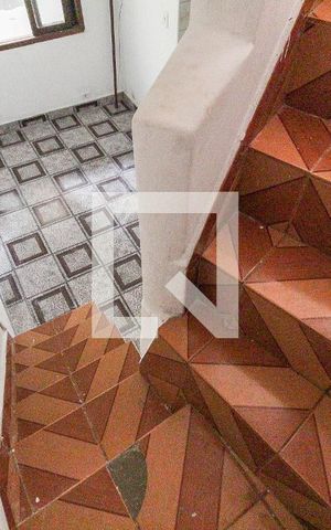Casa para alugar com 100m², 2 quartos e sem vaga Casa para alugar com 100m², 2 quartos e sem vagaEscada