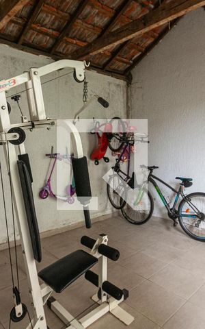 Casa à venda com 300m², 4 quartos e 3 vagas Casa à venda com 300m², 4 quartos e 3 vagasAcademia