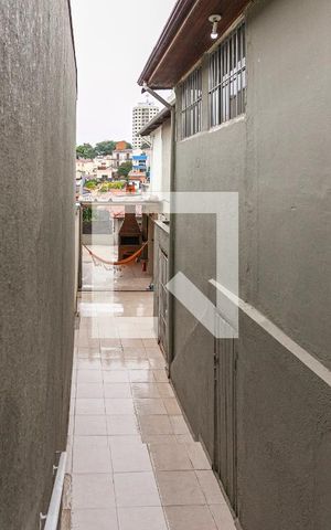 Casa à venda com 300m², 4 quartos e 3 vagas Casa à venda com 300m², 4 quartos e 3 vagasCorredor quintal - garagem