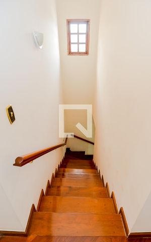 Casa à venda com 275m², 3 quartos e 3 vagasEscada Sala/Quartos 