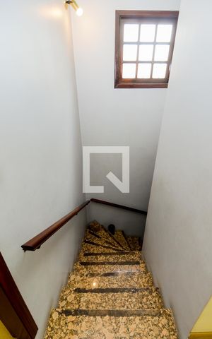Casa à venda com 100m², 3 quartos e 2 vagasEscada Sala/Quartos 