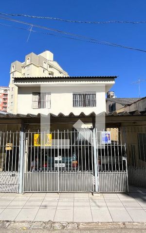 Casa à venda com 240m², 5 quartos e 3 vagas Casa à venda com 240m², 5 quartos e 3 vagasFachada