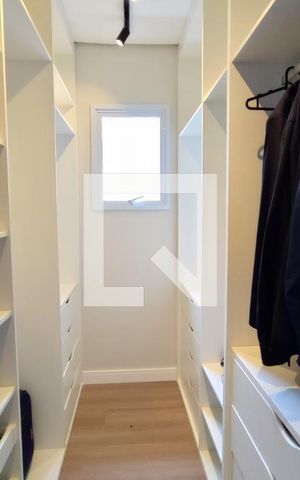 Casa de condomínio à venda com 360m², 3 quartos e 4 vagasCloset  Suíte master