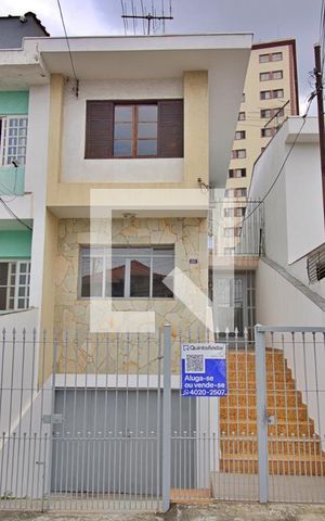 Casa para alugar com 250m², 2 quartos e 4 vagas Casa para alugar com 250m², 2 quartos e 4 vagasFachada
