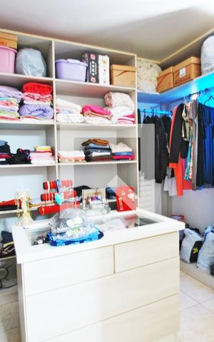Casa à venda com 594m², 5 quartos e 8 vagasQuarto 1 (closet) da casa 2