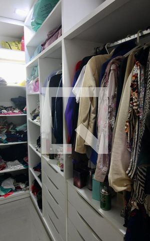 Casa à venda com 340m², 4 quartos e 3 vagas Casa à venda com 340m², 4 quartos e 3 vagasCloset