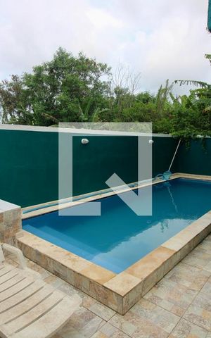 Casa à venda com 340m², 4 quartos e 3 vagas Casa à venda com 340m², 4 quartos e 3 vagasPiscina