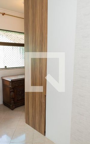 Casa à venda com 360m², 3 quartos e 4 vagas Casa à venda com 360m², 3 quartos e 4 vagasEscritório