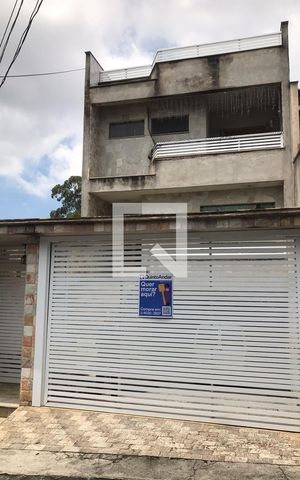 Casa à venda com 360m², 3 quartos e 4 vagas Casa à venda com 360m², 3 quartos e 4 vagasFachada