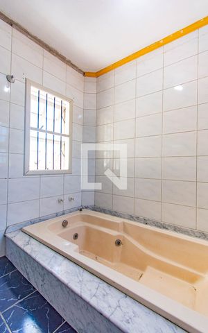Casa à venda com 200m², 2 quartos e sem vaga Casa à venda com 200m², 2 quartos e sem vagaBanheiro