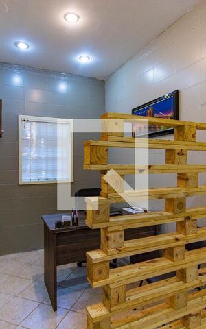 Casa à venda com 200m², 2 quartos e sem vaga Casa à venda com 200m², 2 quartos e sem vagaSala