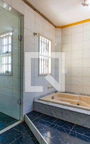 Casa à venda com 200m², 2 quartos e sem vaga Casa à venda com 200m², 2 quartos e sem vagaBanheiro