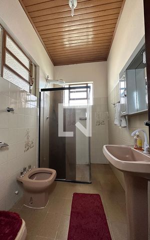 Casa à venda com 140m², 3 quartos e 2 vagasBanheiro