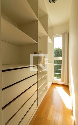 Casa de condomínio para alugar com 620m², 5 quartos e 6 vagas Casa de condomínio para alugar com 620m², 5 quartos e 6 vagasCloset do quarto 2