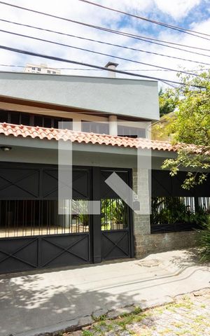 Casa à venda com 340m², 4 quartos e 4 vagasFachada