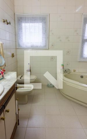 Casa à venda com 340m², 4 quartos e 4 vagasSuíte 1, banheiro 