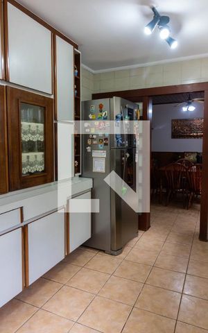 Casa à venda com 340m², 4 quartos e 4 vagasCozinha 