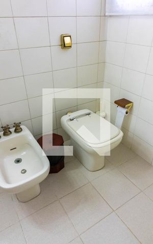 Casa à venda com 340m², 4 quartos e 4 vagasSuíte 1, banheiro 