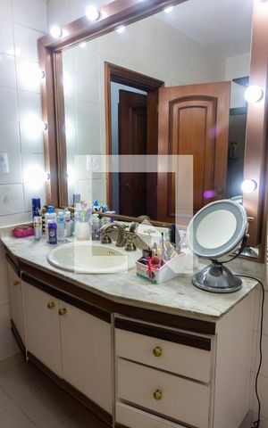 Casa à venda com 340m², 4 quartos e 4 vagasSuíte 1, banheiro 