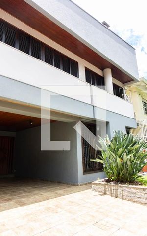 Casa à venda com 340m², 4 quartos e 4 vagasGaragem