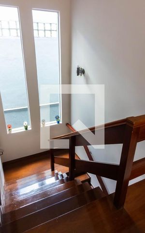 Casa à venda com 340m², 4 quartos e 4 vagasEscada