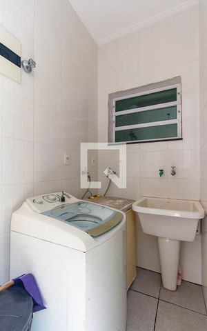 Casa à venda com 200m², 2 quartos e 2 vagas Casa à venda com 200m², 2 quartos e 2 vagasLavanderia