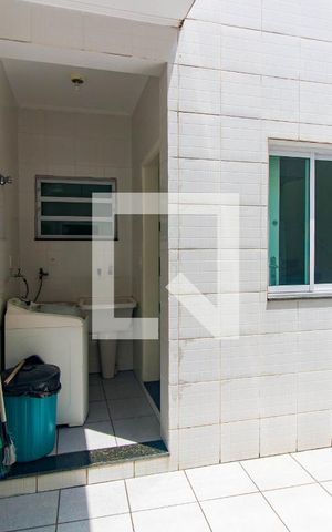 Casa à venda com 200m², 2 quartos e 2 vagas Casa à venda com 200m², 2 quartos e 2 vagasLavanderia