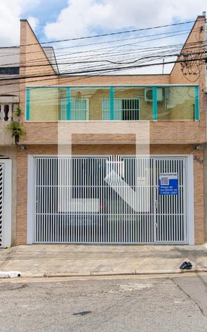 Casa à venda com 200m², 2 quartos e 2 vagas Casa à venda com 200m², 2 quartos e 2 vagasFachada