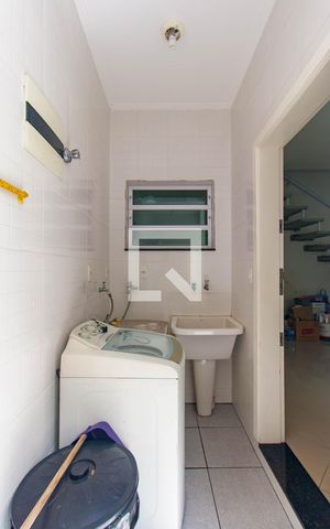 Casa à venda com 200m², 2 quartos e 2 vagas Casa à venda com 200m², 2 quartos e 2 vagasLavanderia