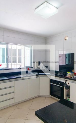 Casa à venda com 200m², 2 quartos e 2 vagas Casa à venda com 200m², 2 quartos e 2 vagasCozinha