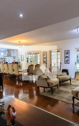 Casa de condomínio à venda com 581m², 4 quartos e 4 vagas Casa de condomínio à venda com 581m², 4 quartos e 4 vagasSala