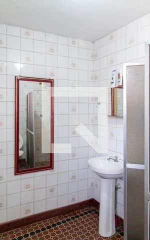 Casa à venda com 380m², 2 quartos e 2 vagas Casa à venda com 380m², 2 quartos e 2 vagasBanheiro
