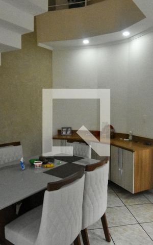 Casa à venda com 260m², 5 quartos e 7 vagas Casa à venda com 260m², 5 quartos e 7 vagasSala