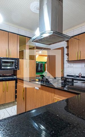 Casa à venda com 440m², 4 quartos e 4 vagas Casa à venda com 440m², 4 quartos e 4 vagasCozinha