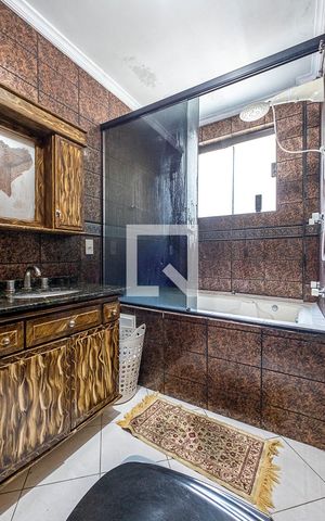 Casa à venda com 440m², 4 quartos e 4 vagas Casa à venda com 440m², 4 quartos e 4 vagasSuíte 3 - Banheiro