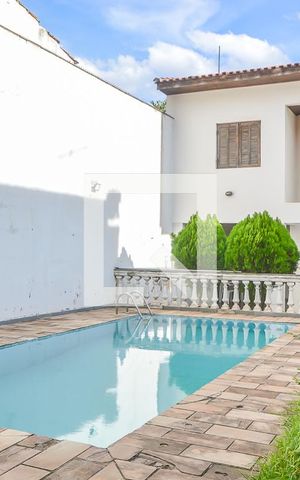 Casa à venda com 500m², 4 quartos e 6 vagas Casa à venda com 500m², 4 quartos e 6 vagasPiscina
