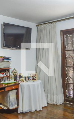 Casa à venda com 500m², 4 quartos e 6 vagas Casa à venda com 500m², 4 quartos e 6 vagasQuarto Suíte